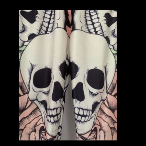 Lotus leggings w skulls and roses. Size small - Picture 2 of 4